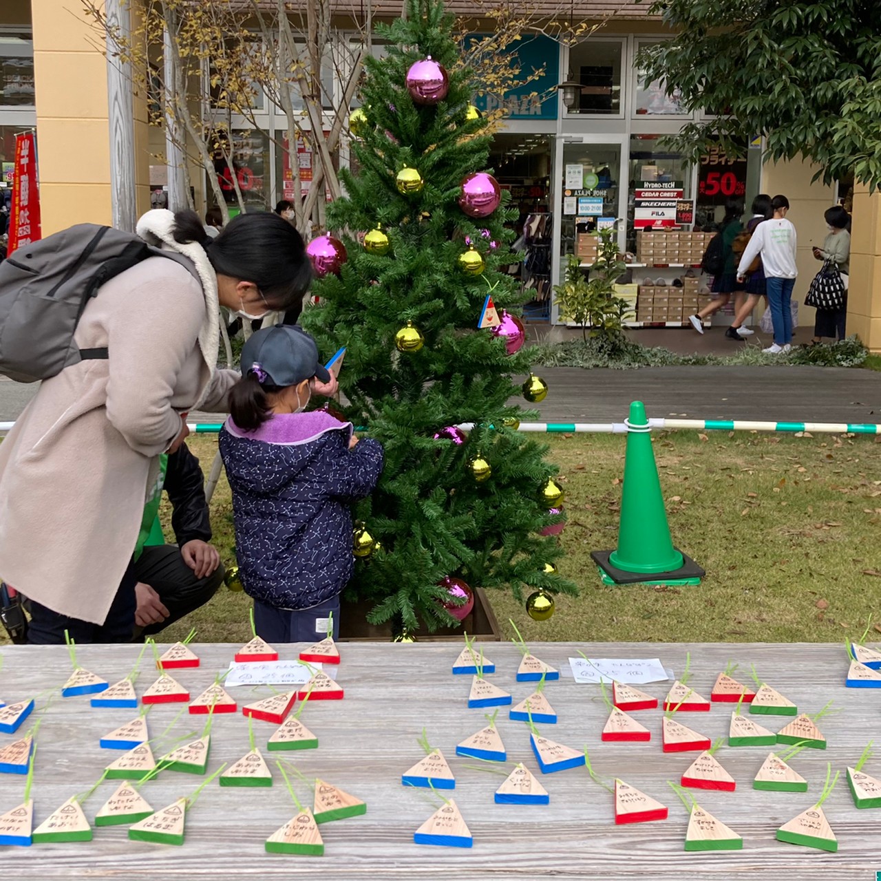 おやまアクション_SDGsに触れてみよう！廃材で作ったオーナメントでクリスマスツリーを飾ろう♪