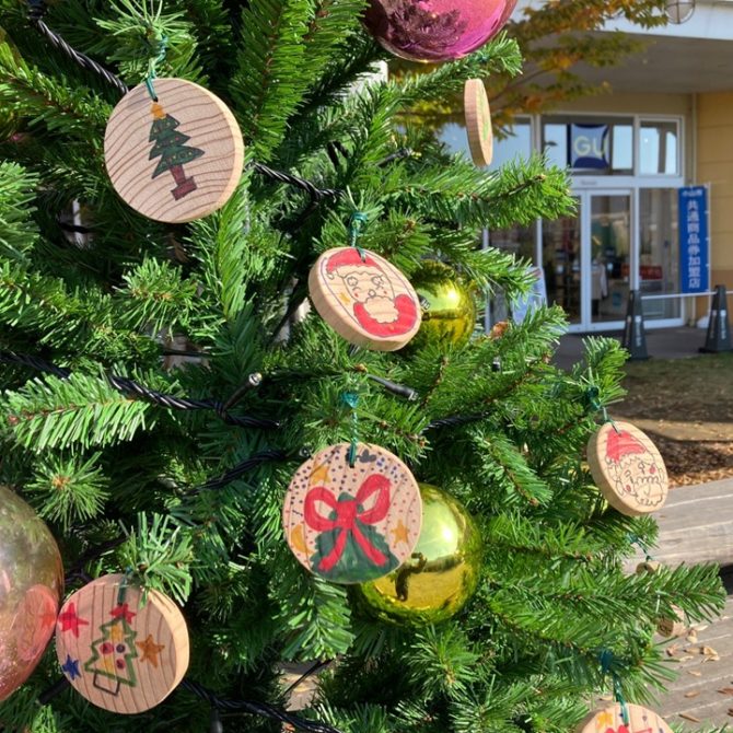 おやまアクション_廃材を活用したオーナメントでクリスマスツリー